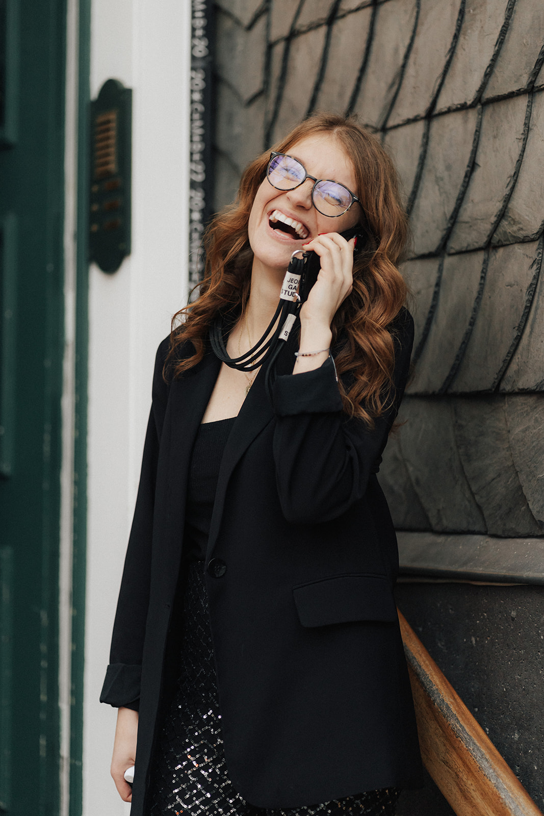 Marie Mika, Hochzeitsplanerin aus Köln lachend beim Telefonieren